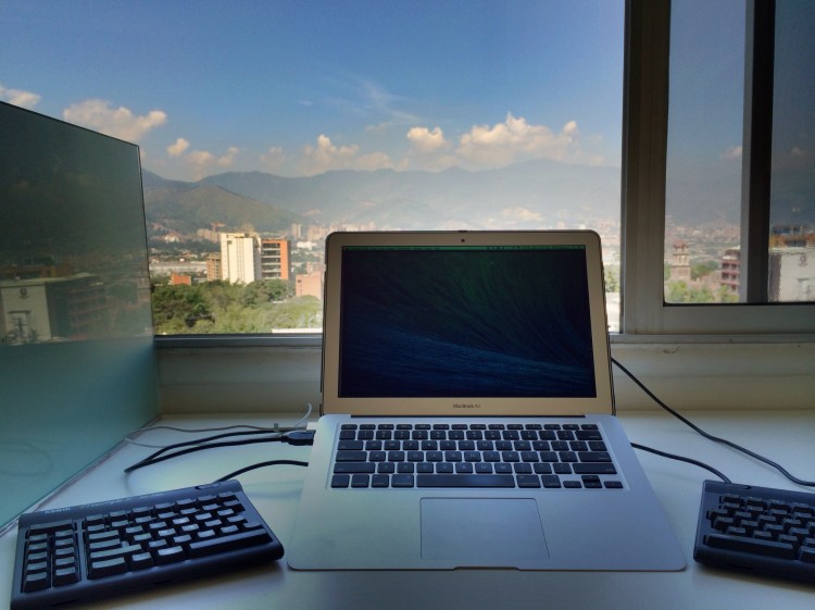 split-keyboard-coworking-setup